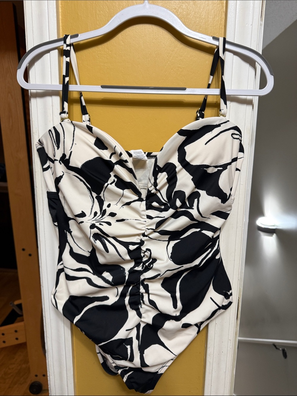 Sofia by Sofia Vergara L 12/14 Black White Abstract Floral Ruched One Piece Swim